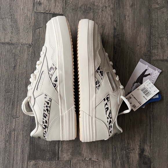 NWT Reebok Classic Tennis Shoe Size 7 - Picture 3 of 7